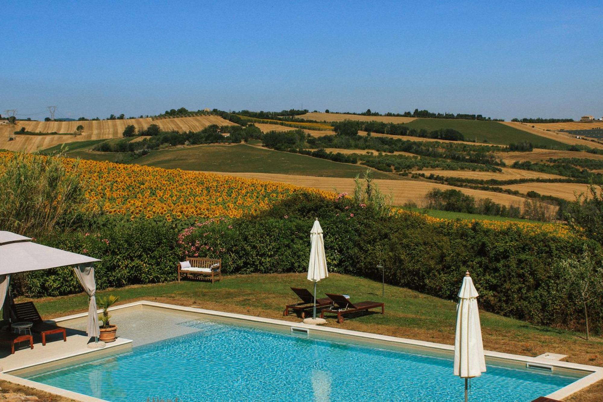 Отель Casale Il Girasole Barbara Экстерьер фото